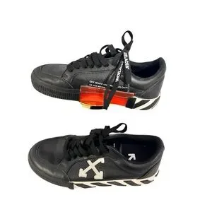 Off-White Men\'s Black and White leather Trainers sz 39 Off-White Black/White Leather Out of Office Low Top Sneakers  main image 2